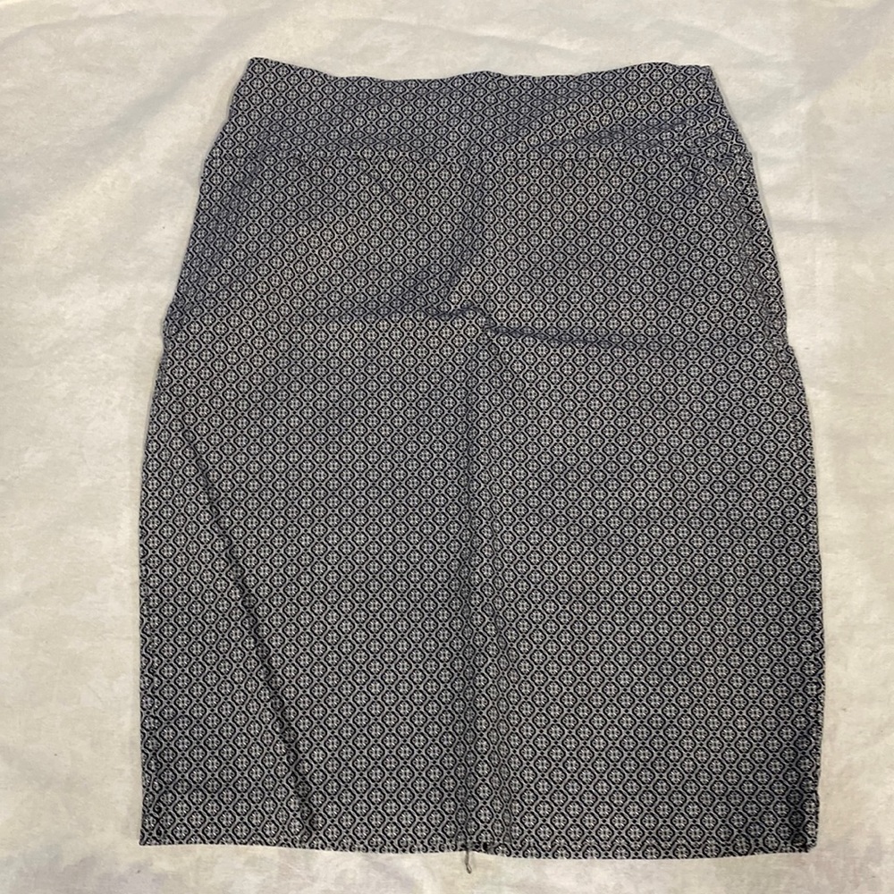 Patterned skirt size large black and white